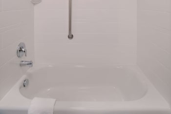 Combined shower/tub, free toiletries, hair dryer, towels