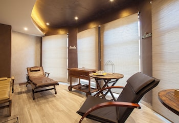 Couples treatment rooms, body treatments, hydrotherapy, aromatherapy