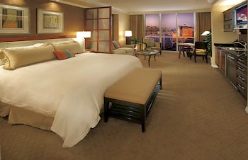 Deluxe Suite | Premium bedding, pillowtop beds, in-room safe, desk