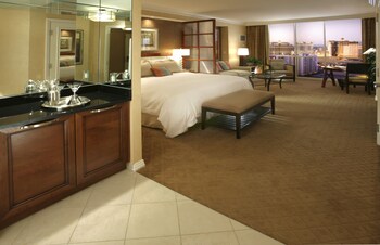 Deluxe Suite | Premium bedding, pillowtop beds, in-room safe, desk