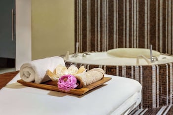 Couples treatment rooms, sauna, spa tub, steam room, body treatments