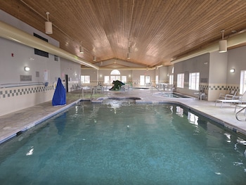 Indoor pool, sun loungers