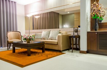 Executive Suite, 1 King Bed, Balcony | Living area | 40-inch LED TV with satellite channels, TV