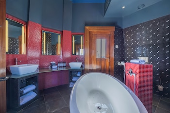 Panorama Suite | Bathroom | Combined shower/tub, designer toiletries, hair dryer, bathrobes