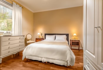 Deluxe Double or Twin Room | Premium bedding, down comforters, in-room safe, individually decorated