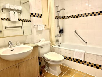 Studio Executive Apartment | Bathroom | Free toiletries, hair dryer, bathrobes, slippers