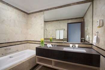 Separate tub and shower, deep soaking tub, eco-friendly toiletries