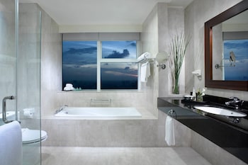 Deluxe Suite, 2 Bedrooms, City View, Corner | Bathroom | Separate tub and shower, deep soaking tub, rainfall showerhead