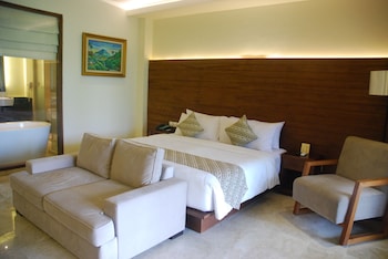 Junior Suite, Pool View | Minibar, in-room safe, desk, blackout drapes