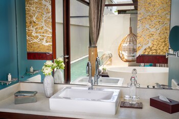 Colonial Family Suite With Jacuzzi | Bathroom amenities | Free toiletries, hair dryer, bathrobes, slippers