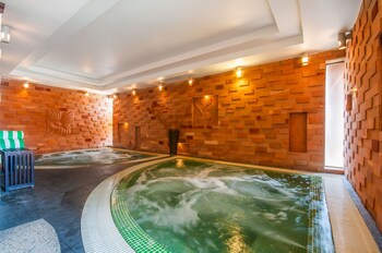 Indoor spa tub