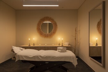 Couples treatment rooms, sauna, steam room, body treatments