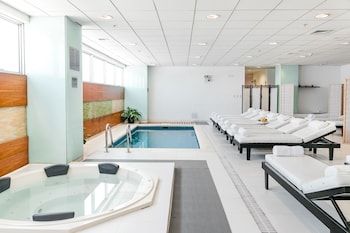 Indoor pool, sun loungers