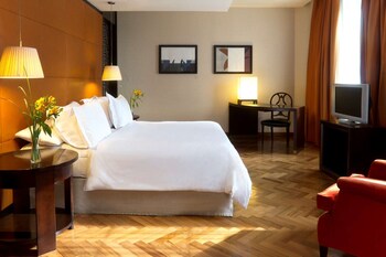 Suite | Premium bedding, down comforters, pillowtop beds, minibar