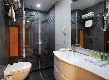 Single Room | Bathroom | Free toiletries, hair dryer, slippers, bidet