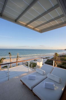 Beach Front Presidential Suite - Water Circuit Included | View from room