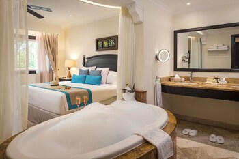 Silver Junior Suite | Bathroom | Separate tub and shower, jetted tub, hydromassage showerhead