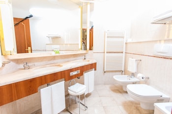 Junior Suite, Balcony | Bathroom | Free toiletries, hair dryer, bathrobes, slippers