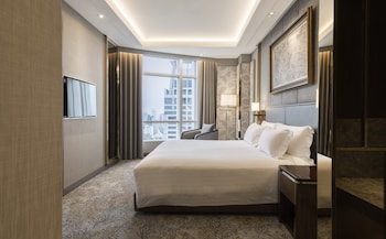 Club Suite (Ratchaprasong View) | Premium bedding, minibar, in-room safe, desk