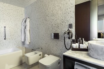 Executive Suite | Bathroom | Bathtub, free toiletries, hair dryer, slippers