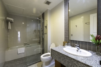 2-Bedroom Suite | Bathroom | Separate tub and shower, deep soaking tub, free toiletries, hair dryer