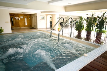 Indoor spa tub