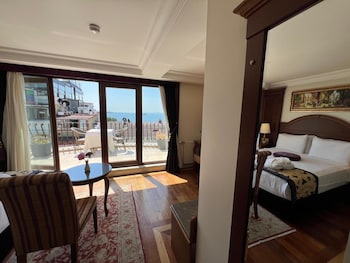 Room, Balcony | Premium bedding, minibar, in-room safe, individually decorated