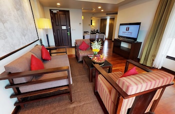 Executive Suite, 1 King Bed | Living area | 32-inch LCD TV with satellite channels, TV