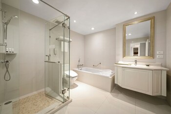 Three Bedroom Executive Suite | Bathroom | Separate tub and shower, hair dryer, bathrobes, slippers