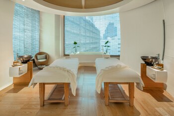 Couples treatment rooms, spa tub, steam room, body treatments