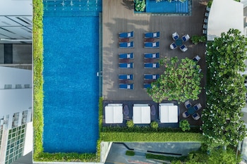 Outdoor pool, pool umbrellas, sun loungers