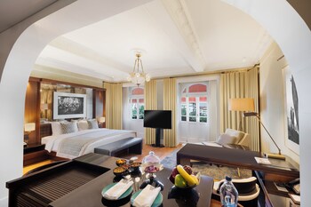 Premium Suite, 1 King Bed | Premium bedding, minibar, in-room safe, desk