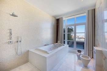 Palazzo Suite | Bathroom | Separate tub and shower, rainfall showerhead, free toiletries