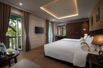 Signature Triple Room, Balcony | Minibar, in-room safe, individually decorated, desk