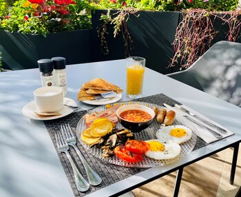 Daily English breakfast (EUR 18.00 per person)