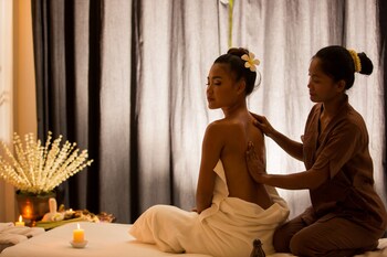 Couples treatment rooms, body treatments, aromatherapy