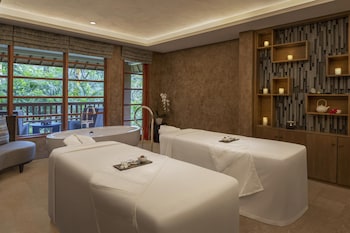 Couples treatment rooms, sauna, spa tub, steam room, body treatments