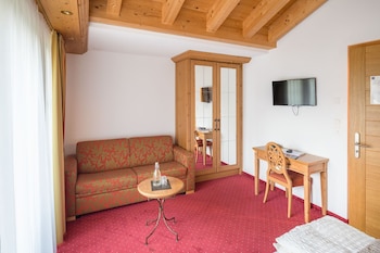 Double Room (Nord) | Living area | 64-cm flat-screen TV with cable channels, TV