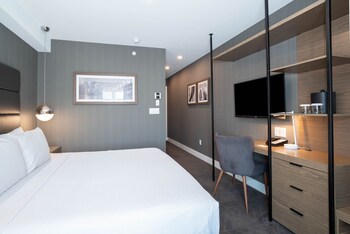 Signature Room, 1 King Bed | Premium bedding, in-room safe, desk, iron/ironing board