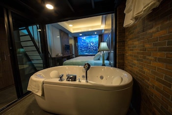 Aquarium Suite, 1 King Bed | Jetted tub