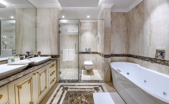 Royal Suite | Jetted tub