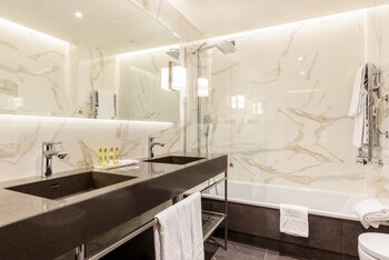 Junior Suite | Bathroom | Deep soaking tub, eco-friendly toiletries, hair dryer, bathrobes