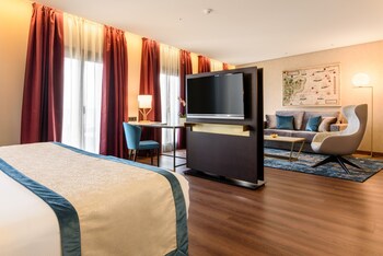 Junior Suite | Minibar, in-room safe, individually decorated, individually furnished