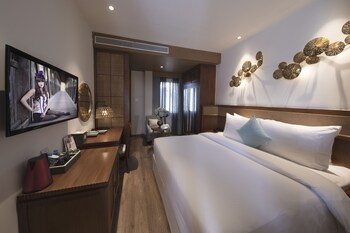 Deluxe Double Room | Minibar, in-room safe, desk, laptop workspace