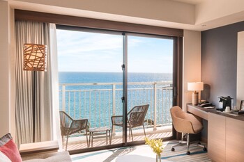 KING ONE BEDROOM SUITE OCEAN VIEW W/ BALCONY  | Balcony view