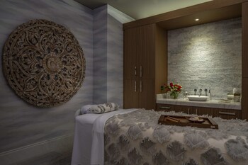 Couples treatment rooms, sauna, spa tub, steam room, body treatments