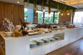 Daily buffet breakfast (THB 300 per person)