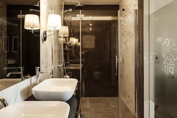 Deluxe Suite, Balcony | Bathroom | Shower, free toiletries, hair dryer, bathrobes