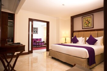 Executive Suite | 1 bedroom, premium bedding, down comforters, minibar