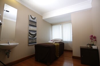 4 treatment rooms, massages